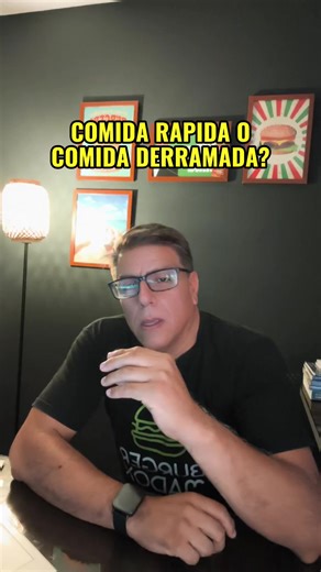 Muchos creen que en un Dark Kitchen el trabajo termina cuando cierras la bolsa… ❌ Error. Ahí recién empieza la parte más peligrosa del negocio. 🚨 Preparas una hamburguesa perfecta 🍔 Carne jugosa. Pan suave. Salsas bien puestas. La envuelves, la sellas… y se la das al rider. Pero en ese momento tu marca va sola por la calle. 🛵 Pasa baches. Rompe muelles. Frenadas. Curvas. Y el cliente no va a reclamarle al rider… Te va a reclamar a TI. Porque para él, tú eres la experiencia completa. En un Dar