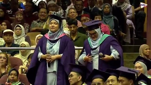 During Session 9 of the HBP segment at the 63rd Convocation of Universiti Sains Malaysia (USM), two singers rose to the stage and rendered a stirring performance of the song Wajah Rahsia Hati, a piece that holds profound meaning for the HBP community. Originally released in 1984, “Wajah Rahsia Hati” was featured as the official soundtrack for the 1985 film Ali Setan, a beloved Malaysian movie whose scenes were shot on the USM campus. The selection of this song during the convocation was no coinc