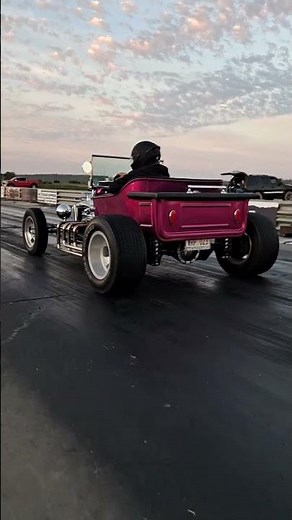 Ford T bucket drag racing
