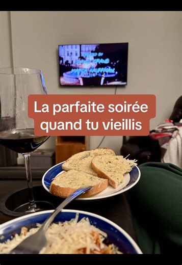 Y a jamais trop de parmesan, right? C’est quoi votre go-to pour une soirée relax à la maison? #soireeparfaite #spaghettibolognese #parmesan #friends #perfectnight