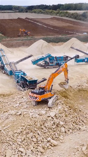 When the Heritage Quarry Group (North) Limited decided to open up its very first limestone quarry earlier this year near Grantham in Lincolnshire, England, its highly experienced management team had no hesitation in investing in a brand new fleet of Powerscreen equipment from Blue Group. Read the story in the latest issue of the magazine | Awesome Earthmovers