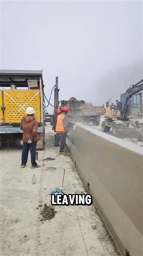 This slipform paver extrudes concrete into continuous highway barriers | XUrbanSimsX