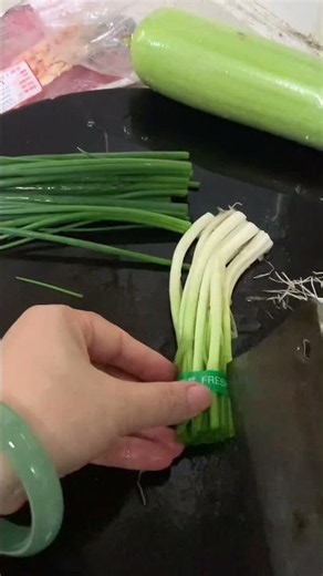 cutting spring onions leaves quick skill #satisfying #vegetables #naturallife #naturalrurallife