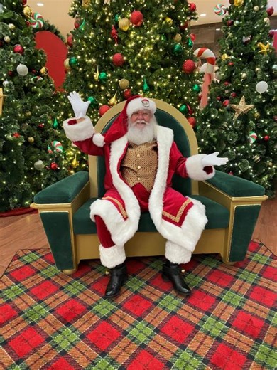 Santa’s finally here! 🎅✨ Jingle all the way to a festive family photo with Santa. Walk-ins are welcome or book ahead to secure your time with Santa: http://spr.ly/61877PAhW | Arrowhead Towne Center