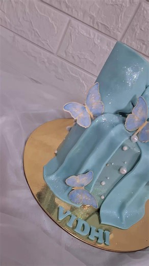Big Bow Magic: Find the Flying Butterfly in Cakes