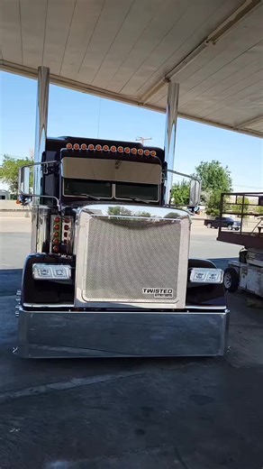 @ericbitz spotted at @TheNewVernonTruckWash in Barstow today. Lots of @RoadWorks Manufacturing products on this ride. #peterbilt #purple #orange #socal #bitchin