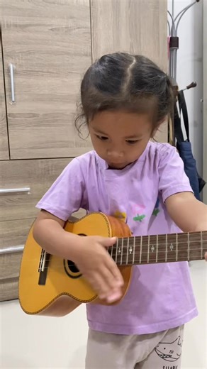จัดไป1บทเพลง กับอูคูเลเล่ 12 ปีของแม่ เพลงหยัง 😆 สายบ่เปลี่ยนจักเทีย | Suphapich Ray