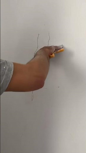 Repairing cracks and beginnings in painting and decorations