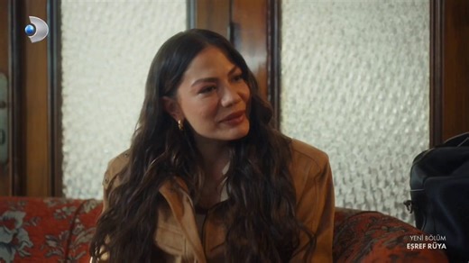 Foi isso mesmo, amigas. A velha é a mãe de Nisan e certamente deu ela pra proteger do velho.Ps: Nisan real foi para uma consulta e segue em dúvida do bebê ou não.N: Qual era o seu nome mesmo?​Cartão "Gülümser Aygün."​G: Quem sabe um dia a gente não toma um café juntas.​N: Sim, claro. Eu adoraria.G: Se você não se importar, posso te perguntar mais uma coisa?​N: Claro.​G: Você já se decidiu? Você vai dar à luz?​N: Como?​G: Sou velha o suficiente para entender essas coisas... eu também tive experiê