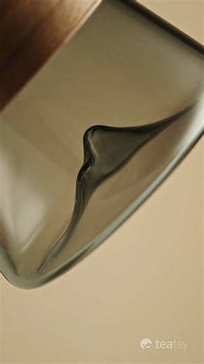 A tribute to heritage. A celebration of design. Introducing the Vortex Jingmai — a design inspired by the timeless beauty of Jingmai Mountain, a UNESCO World Heritage Site and a living symbol of tea culture. Crafted with precision, the sculpted mountain peak at the base pays tribute to centuries of tea-making heritage, reimagined in sleek, contemporary glass. Every pour is a reflection of artistry and balance. The signature 360° rotational strainer ensures your tea is steeped to perfection, pres