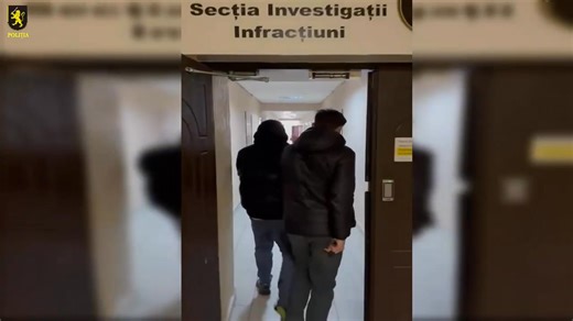 Polițiștii și procurorii de la Botanica au documentat o schemă de escrocherie în care este implicat un bărbat de 42 de ani. În urma probelor acumulate, oamenii legii au stabilit că suspectul a indus în eroare o femeie de 35 de ani, determinând-o să-i transfere sume considerabile de bani. Acesta i-ar fi promis investiții profitabile, precum și suport pentru perfectarea actelor necesare obținerii unei vize. Victima a transmis banii atât prin transfer pe platformele online, cât și direct. În cadrul