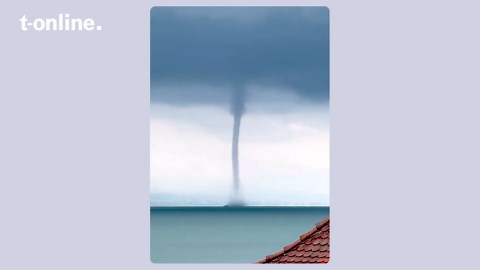 Wasserhose zieht über Bodensee