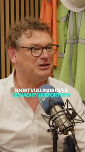 🎧 Vanaf maandag 18 augustus is de zesdelige podcastreeks Ondertussen aan de Hofvijver te beluisteren via NPO Luister en alle bekende podcastplatforms. 📺 Aan de hand van niet eerder uitgezonden fragmenten uit de tv-reeks gaat Splinter in gesprek met politiek commentator Joost Vullings en historicus Coks Donders. Elke aflevering draait om een ander deel van het historische complex – van de Eerste Kamer tot het Torentje. #OndertussenaandeHofvijver #Podcast #AVROTROS | AVROTROS