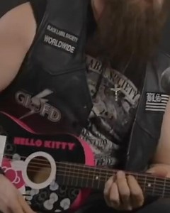 Zakk Wylde plays Black Sabbath on a Hello Kitty guitar | Loudwire