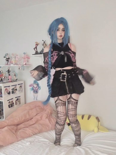 Jinx Cosplay Adventures: Almost Falling Off the Bed