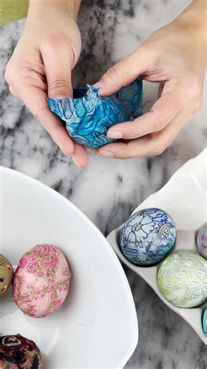 871K views · 10K reactions | Wahrscheinlich die schönste Eierfärbetechnik, die wir je gesehen haben. Lerne mit thejunebrideshop, wie du deine ausgepusteten Ostereier mit Seide färben kannst (und ja, sie verkauft das komplette Set in ihrem Shop!) 李 | Etsy | Facebook