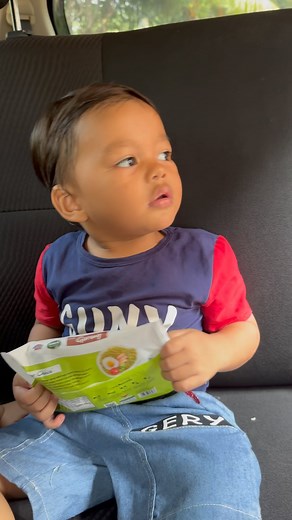 898K views · 46K reactions | . Samy tetap semangat. Sejak 10 Juni, sudah 12 hari, belum ada nangis karena rindu. Dua pekan sebelum pergi, setiap hari disampaikan ke Samy, “Babah & Uma ke Ka’bah. Samy dengan Jidah”. Mohon doakan Samy tetap sehat & semangat sampai Uma & Babah pulang tanggal 29 Juni 2024 | Ustadz Abdul Somad عبد الصمد | Facebook