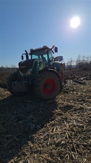 Fendt 828 Vario with ERMO Vari Evolution DFS 155NS #fendt #fendtpower #ermo #plowing #agriculture