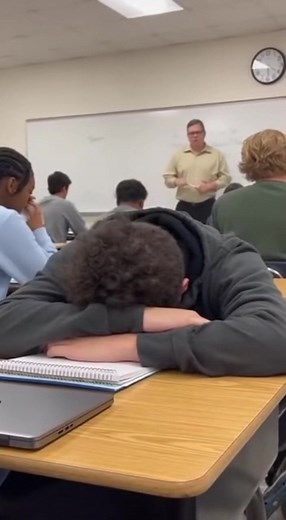 A student secretly films their friend sleeping through a lecture when suddenly the friend jolts awake and screams something completely random. The entire class erupts in uncontrollable laughter at the hilarious outburst. | Caughtoncamai