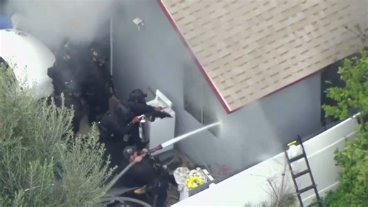 Police officer attempts to use fire hose 💦 Attempts being the key word. He eventually figured it out. Lean into it accordingly... #CityLife #police #lean #firemen #fire #hose #water #cops #fail #learning | Mrgunsngear