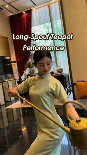 The long-spout teapot, with a spout reaching 1 meter in length, is a unique teaware in Sichuan used for brewing tea and adding water in teahouses. Widely utilized during the late Qing Dynasty, it has gradually evolved into a form of tea performance art. #TeaWeek #ChineseTea | Discover China