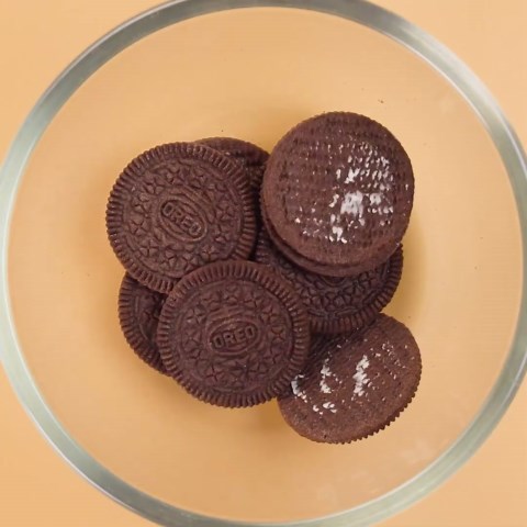 Chocolate cake art and decorating techniques