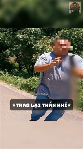 Biker helps container truck driver chase after thief! @charlysinewan #shorts
