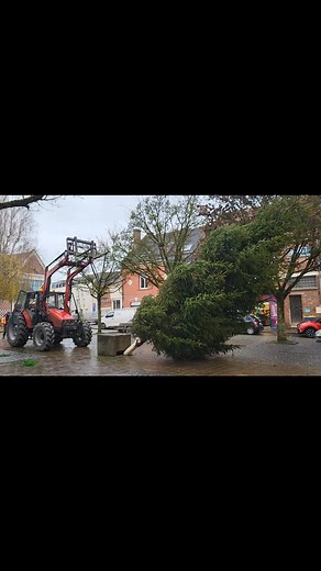 7.6K views · 116 reactions | Arrivée du sapin sur la place Jean Jaurès. L'installation des décors de Noël a commencé. De jolies surprises vous attendent 朗 #MagieDeNoel #villeenfete #noel | Ville d'Achicourt | Facebook