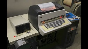 在150波特率下进行中继聊天的两台MODEL 37s LINK电传打字机