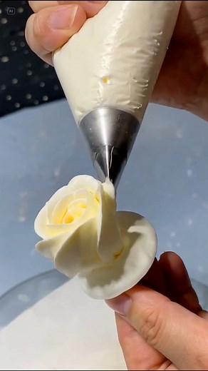 Beautiful Rose Flower Piping For Cake Decoration #roses #flowers #piping #cake #cakedesign #cakeart #cakedecorating #fbreel #viralreel #beautiful #Amazing #viralvideo #fypシ | Dessert Wonders