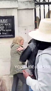 KIng's horse bite woman hand.! #kingsguard#lifeguards #HorseGuardParade #EmbraceTradition #EquestrianElegance | King's Life Guards