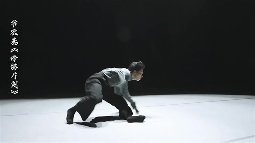 11月17日上午10時，城市售票網開票倒計時3日，節目精華片先睹為快！ 2026年1月9-11日香港文化中心大劇院超強集結！ 內地舞劇TOP1《永不消逝的電波》-《漁光曲》片段 --教科書級舞段再現，香港首演！ 「亞洲最重要的舞者」之一-王亞彬 封神之作《青衣》選段《奔月》 --水袖一舞，便是半生悲歡； 古麗米娜 · 麥麥提 舞蹈作品《龜茲》 --從千年壁畫穿越而來的靈魂之舞； 十四屆荷花獎獲獎舞劇《破冰》- 王金格&張劍斌《訣別》選段 --雙人舞力量美學 冰裂瞬間的灼熱掙紮； 80周年文藝晚會《正義必勝》神仙陣容齊聚香港： 舞者張翰（舞蹈詩劇《只此青綠》男主）、 舞者常宏基（舞劇《詠春》男主）、 舞者郝若琦（舞劇《花木蘭》女主） 香港首次同台！ 舞者魏伸洲（舞蹈劇場《春之祭》主演）、首屆《盛舞之夜》黑馬作品黃琛迪《行者》高呼聲返場 二位舞界男神再掀舞蹈風暴！ 十四屆荷花獎獲獎作品《佛窟掠影》帶來視覺衝擊，帶你尋“象”，尋“意”。 中國舞者2026年開年的高光之夜！絕對不容錯過！ 關注@盛舞之夜 📍 2026.1.9-11 香港文化中心大劇院 🎫11月17日上午10點 城市售票網正