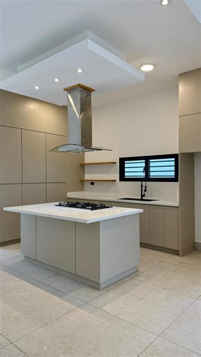 Terrero Inmobiliaria on Instagram: "Moderna y elegante casa en venta en Residencial cerrado, La Romana Está hermosa propiedad de diseño contemporáneo, ubicada en uno de los residenciales más tranquilos y bien valorados de La Romana. Ideal para quienes buscan comodidad, estilo y amplitud. Características: • 3 habitaciones • 2½ baños • Sala • Cocina de concepto abierto • Comedor • Área de lavado • Patio • Jardín frontal • Marquesina doble 📐 Dimensiones: • 307 m² de solar • 190 m² de construcción 