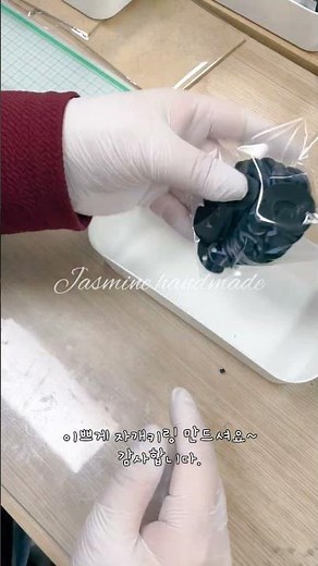 초록 자개를 입힐 알파벳 G 아크릴 주문작업 | 모임 키링 제작