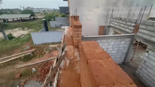 *Projet VILLA COP16* - 16 Villas duplex 5Pieces chacune sur 300m2. - Localisation : N’djem (Pont de Jacqueville à 150m de la Y4). - Chaque villa à 2 accès (une route de 25m à l’avant et une autre de 15m à l’arrière). - Prix : 63 millions (livrée semi fini) - Mode de règlement : 50% au 1er acompte - Le solde sur 18 à 24 mois. - Titre de propriété : ACD - Toute la procédure est pilotée par la notaire Me Adeline Kassi (2 Plateaux les Vallons Non loin de la pharmacie Vallon). - Est-ce que tu peux tr