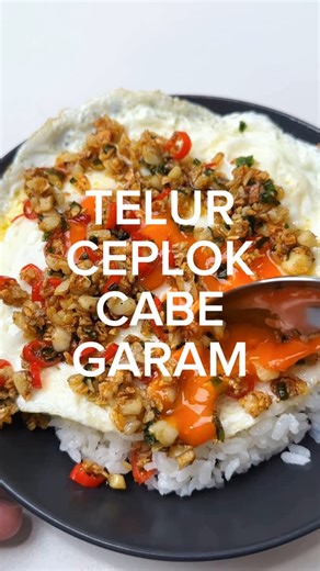 Hendrik Pyong on Instagram: "TELUR CEPLOK CABE GARAM !!!!! Emang telur ini ga ada lawan yaaaa , dimasak apa aja uenakk 😭😭 , cuma di kasih cabe garam gini aja beuhhhhh muanteppp gurih wangi asin2 pedes beuhhhhh 🔥🔥🔥 INGREDIENTS - 10 pcs Bawang Putih - 1 pcs Cabe Keriting - 1 pcs Cabe Rawit ( disesuaiin level pedas masing2 ) - Daun Bawang - 1/2 sdt Garam - 1 sdt Kaldu Jamur - 1 sdt Gula - 1/2 sdt Lada Putih - 1/4 sdt Chinese Five Spice ( Opsional ) Banyaknya cabe sesuaiin level pedes kalian ya