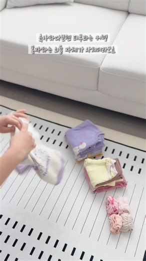 김주혜 on Instagram: "#제품제공 육아하다보면 피부과는 커녕 혼자하는 외출 자체가 사치더라고요 특히 한 번에 끝나는 관리가 아니면 예약 • 대기 • 회복까지 어려움이 많잖아요 ʚ̴̶̷́.̠ʚ̴̶̷̥̀ 그런데 한 번 잡티가 눈에 들어오니 그후부터 매일 거슬리더라고요 그래서 요즘은 볼케이노샷으로 집에서 잡티 관리하고 있어요😉 3단계로 조절 가능한 2가지 모드!! 🤍 하얀색 LED는 색소 침착 모드, ❤️ 빨간색 LED는 트러블 진정 모드에요 하루 루틴 중 10분 정도만 투자하면 되니 이리저리 바쁜 육아맘도 가능해요 ( o̴̶̷᷄ ·̫ o̴̶̷᷅ )♥︎ 트러블에는 P.Z 스킵, 색소침착 부위에는 E.Z 스킵으로 마무리ꕀ 1~2 번으로는 모르는데 3~5 주 쭉 써보니 잡티 때문에 얼룩덜룩 칙칙하던 피부 느낌이 덜 하더라고요ㅎㅎ 시간이 귀한 육아맘이라면 꾸준한 볼케이노샷 홈케어로 관리의 차이를 만들어보아요✨ 🏷️ @six_kin_ #식스킨