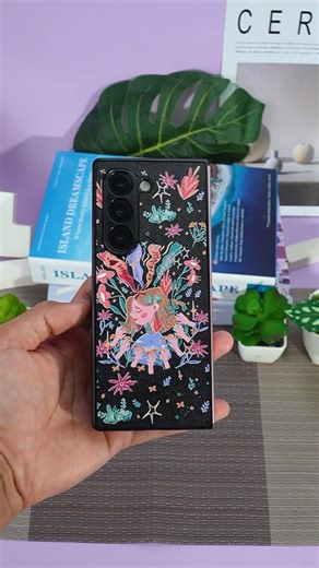 CASEUPHORIA® ⭐️ Premium iPhone, Android, iPad, MacBook Case on Instagram: "Android Fold Leather Grip Case ✅ Kamera TINGGI POL (langsung 👀 video ya) ✅ Leather tekstur Saffiano (anti scratch!) ✅ UHD Print (walaupun di leather hitam, gambar tetap JELAS!)"