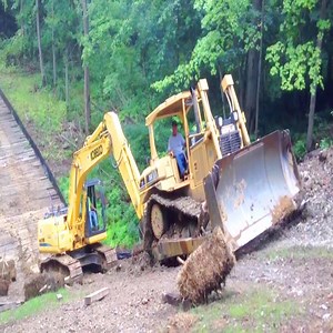 Dozers and excavators go up a steep slope Cr: Machinery and Technology | Machinery and Technology