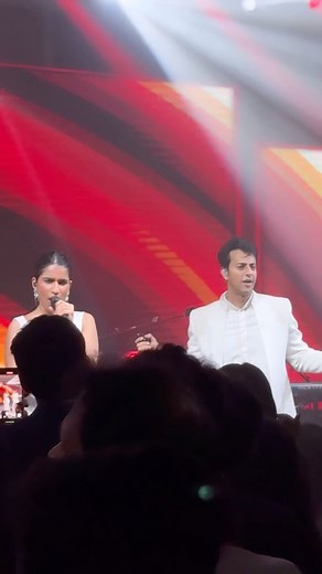 Gur pe makhi ke jaisa fit hogaya 💃🏻 #ainvayiainvayi . ( Salim Sulaiman, Simran Choudhary, live gigs, performers, artists, Bollywood songs, pop music ) | Simran Choudhary