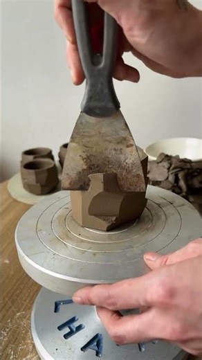 How to use a paint scraper ❤️ ••• Follow @rumoceramica for more!