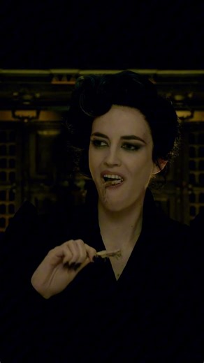 A quiet girl eats, covering her mouth with the back of her head.😳🍗 | Film: Miss Peregrine's Home ...