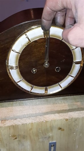 Mantel clock with excellent gong striking mechanism & timekeeping