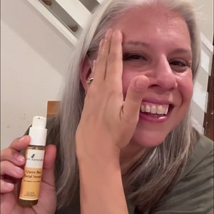 Bee Naturals Queen Bee Facial Serum-Antioxidant-Rich with Organic Tamanu Oil, Beta Carotene & Rose Absolute, Anti-Aging & Hydrating for Dry, Damaged Skin-Vitamin C & E, Pure Essential Oils, 1 fl oz