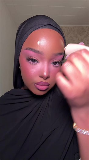 Topaz REFY Gloss Highlighter Review for Glowy Makeup