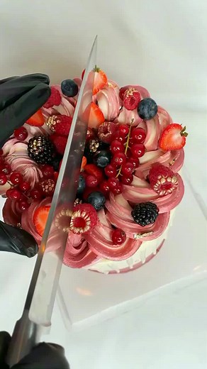 Découpe d'un Délicieux Drip Cake aux Fruits Rouges