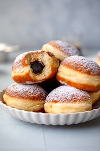 Novo: PIRINI KROFI Z MARMELADO😍 - neverjetno puhasti | Oglas RECEPT: https://jernejkitchen.com/sl/recepti/pirini-krofi-z-marmelado Pirini krofi z marmelado so polnega okusa zahvaljujoč pirini moki. So mehki, slastni in puhasti ter polnjeni s poljubno, najljubšo marmelado. Midva sva tokrat uporabila mamino slivovo, ki doda piko na i.❤️ Krofe že drugo leto cvrema v globoki ponvi Tefal Unlimited, ki se odlično obnese za cvrtje več krofov naenkrat. Naročnik: SEB d.o.o. - NEW: Spelt Doughnuts with J