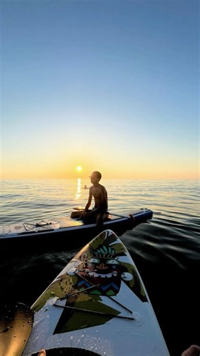 Desarrollo Personal • Inspiración • Superación • Mindset 🧠 on Instagram: "LA PREGUNTA QUE TE SALVA: ¿QUIÉN ES TU LUGAR SEGURO? 🫂🌑 ​BIENVENIDO A ESTA CUENTA 🤲 Seguinos para no perderte nuestro contenido diario. Ahora sí, continuemos... ​A veces la oscuridad es tan densa que crees que nadie entiende la batalla que librás por dentro. Pero recordá: tu dolor no es debilidad, es el cansancio de una carga que llevaste sola por demasiado tiempo. ​Por qué hablar es el primer paso: ✨ ​Romper el silenc