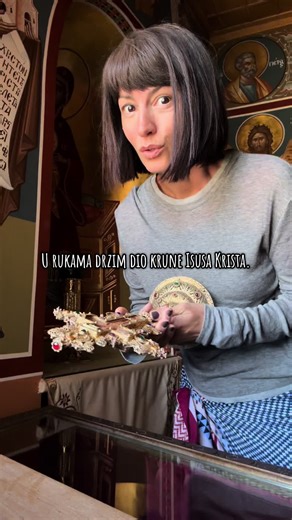 U rukama drzim dio krune Isusa Krista od trnja❤️Ne znam kako se to dogodilo. U Meteoru smo dosli bez najave,bez plana. Mislila sam slucajno,ali sad znam da nije slucajno. Svi monasi su otputovali, jedino je pater Bakonis ostao u Varlaamu, manastiru gdje cuvaju ovu relikviju. Zamolial sam ga da mi je pokaze ni ne sluteci da ce mi je, trenutak iza, pruzoti da je sama uzmem. Ne znam ni zasto ni kako…samo znam da vam ja vjerujem u cuda❤️ #meteora #varlaam #miracle