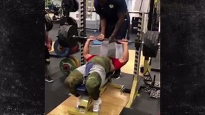 Rams Star Aaron Donald Hits 495-Pound Bench Press, No Help Needed